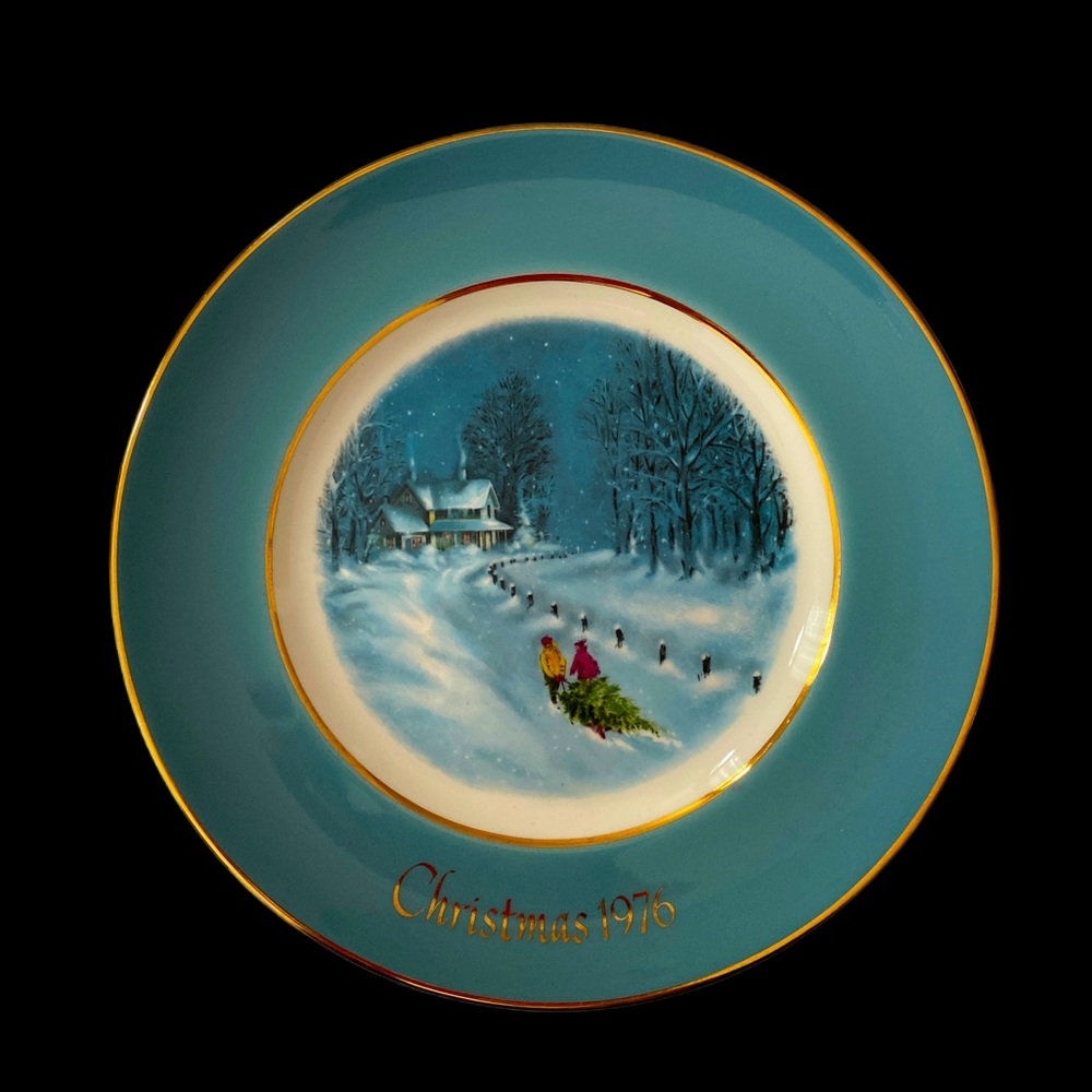 VINTAGE 1976 Avon Collectible Christmas Plate
